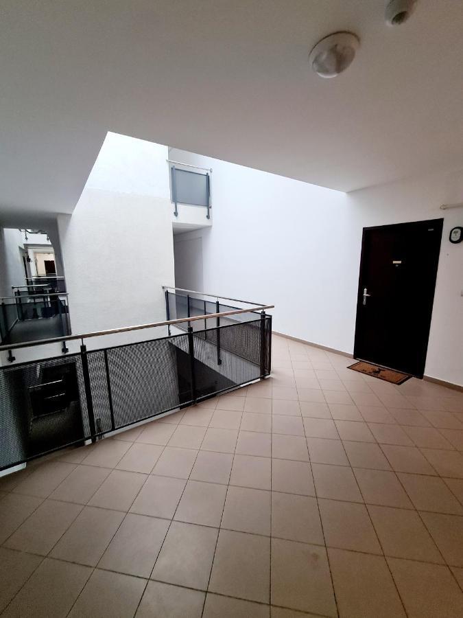 Central Apartament Urbana Арад Екстериор снимка